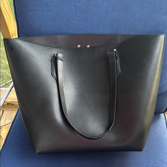 Sleek Black Leather Tote with Structured Design - Picture 4 of 8